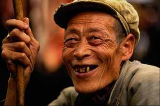 http://onemanbandwidth.com/wordpress/wp-content/uploads/2007/03/toothless-chinese-man.jpeg